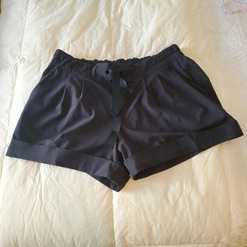 Lululemon shorts size 8 never worn